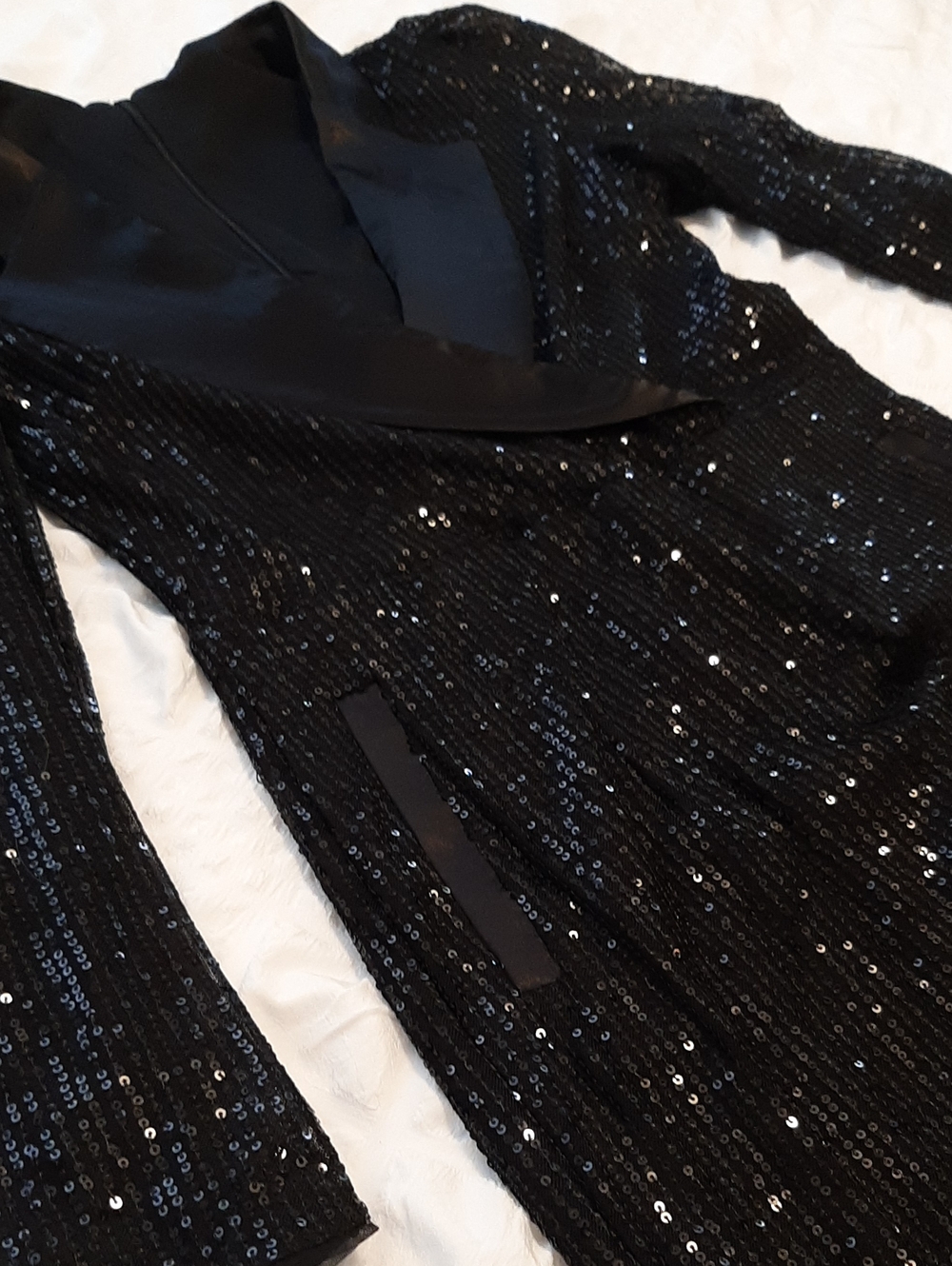 Sequined Jumpsuit With Satin Lapels & Trim. Slight Puffed Sleeve. Sz LG. - Picture 6 of 11